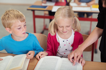 Sticker - schulkinder sitzen am tisch und lesen