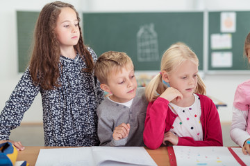 Sticker - schulkinder schauen auf unterlagen