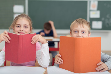 Sticker - zwei kinder lesen im unterricht