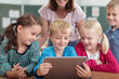kinder in der grundschule schauen gemeinsam auf ein tablet