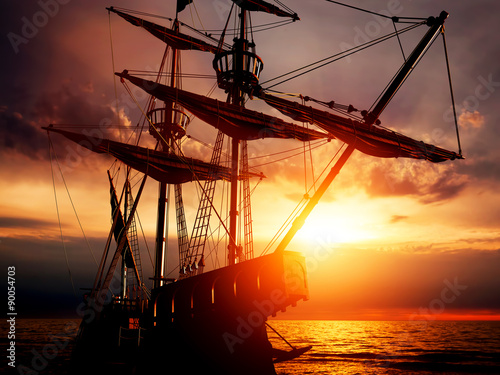 Photographie Vieux bateau pirate ancienne sur l'océan pacifique au coucher du soleil