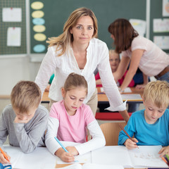 Wall Mural - zwei lehrerinnen betreuen eine klasse in der grundschule