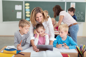 Sticker - lehrerin zeigt schüler etwas am tablet