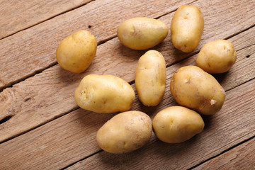 Canvas Print - Potatoes on wooden