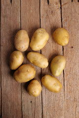 Canvas Print - Potatoes on wooden