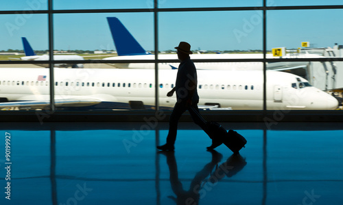 Zdjęcie XXL Podróż z lotniska z bagażami i samolotem