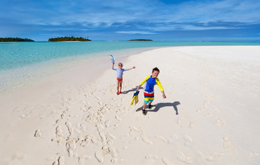 Canvas Print - Kids at beach