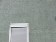 Fenster mit geschlossenem Rollladen in blasser grüner Fassade eines Altbau im Sommer bei Sonnenschein im Stadtteil Schildesche in Bielefeld im Teutoburger Wald in Ostwestfalen-Lippe