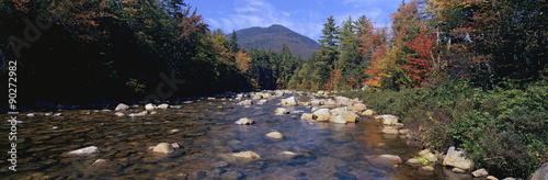 Fotografía Panoramic view of an autumn waterway along the Kancamagus Highway in the White M