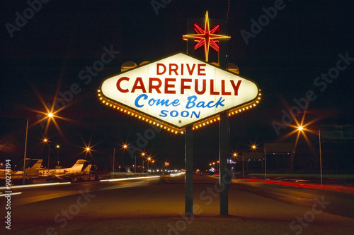 Zdjęcie XXL Kolorowy znak brzmi &quot;Witamy w bajecznym Las Vegas w stanie Nevada&quot; w nocy