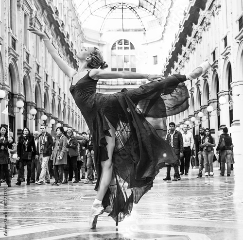 Obraz Dibond Gorgeous classical dancer performing in Milan black and white