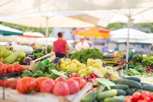 Fotografía Farmers' food market stall with variety of organic vegetable.