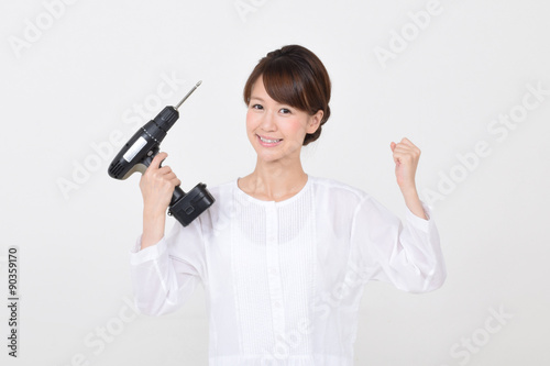 電動ドライバーを持つ女性 Stock Photo Adobe Stock 電動ドライバーを持つ女性 Stock Photo Adobe Stock