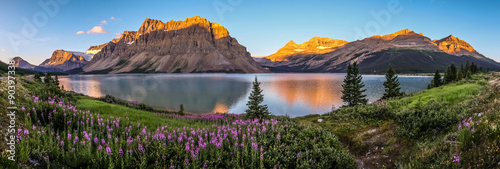 Fotografía Panorama of sunrise at Bow Lake, Banff National Park