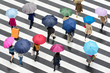 Menschen in Shibuya Tokyo Japan mit Regenschirmen