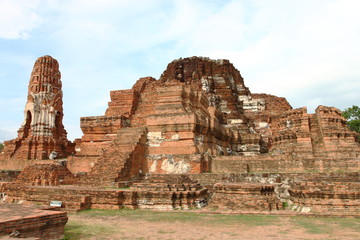 Wall Mural - Wat Phra Mahathat in the Ayutthaya historical park, Thailand.