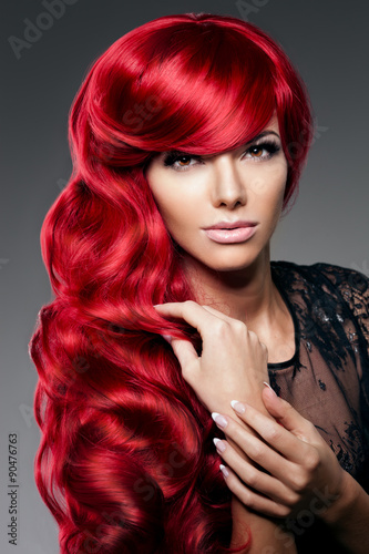Naklejka na meble Młoda piękna kobieta z czerwonymi kręconymi włosami