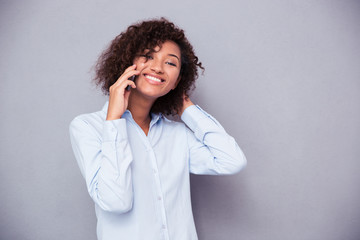 Sticker - Smiling african businesswoman talking on the phone