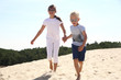 Szczęśliwe dzieci biegają po złotej plaży