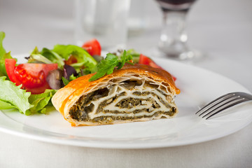 Wall Mural - Spinatstrudel mit frischem Salat