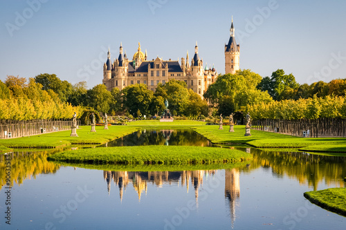 zamek-schwerin-odbija-sie-w-jeziorze
