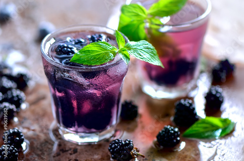 fioletowe-drinki-z-jezynami-i-mieta