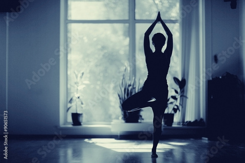 Fotografia fitness girl yoga silhouette in the room