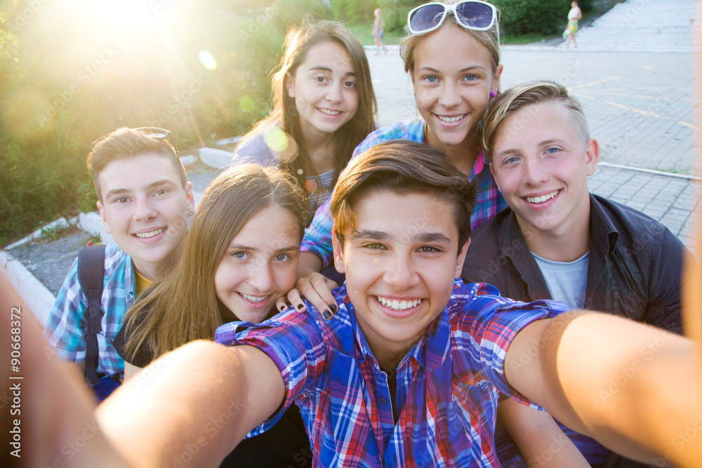  teenagers do selfie - obrazy, fototapety, plakaty 