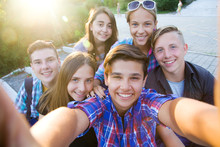  Teenagers Do Selfie