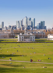 Sticker - LONDON, UK - APRIL 14, 2015: Canary Wharf view from the Greenwich hill. Modern skyscrapers of banking aria