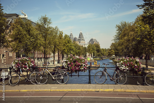 Fotografie, Obraz Vista de ponte em Amsterdão com bicicletas em primeiro plano.