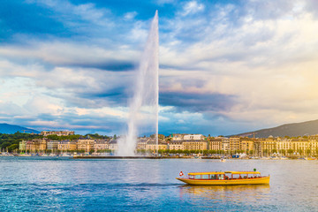 Fototapete - City of Geneva with famous Jet d'Eau fountain at sunset, Switzerland