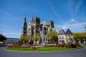 Chalons en Champagne cathedral with the fountain in front