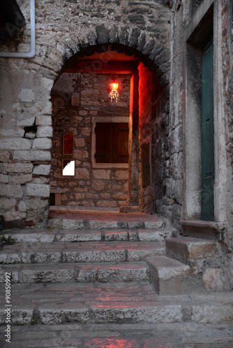 Fototapeta na wymiar Treppe in Rovinj, abends