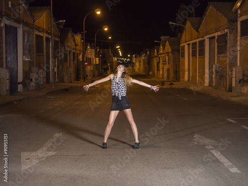 mujer modelo profesional rubia joven en carrera de coches nocturna, blanco y neg Poster