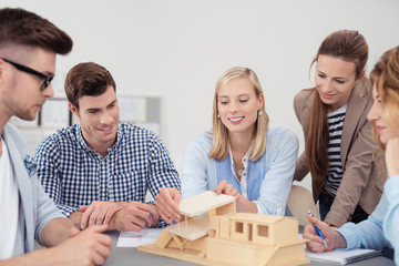 Poster - team im architektur-büro plant einen neubau