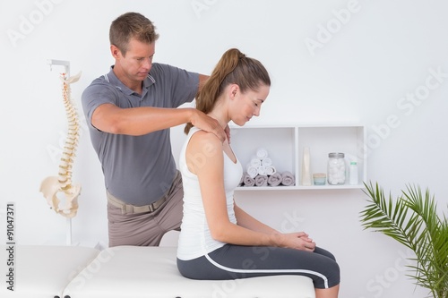 Fotografía Doctor doing neck adjustment