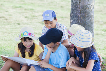 地図を持つ小学生