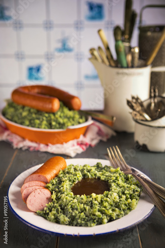 Fotografía Dutch food: kale with smoked sausage or 'Boerenkool met worst'