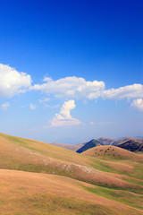 Wall Mural - Gran Sasso, sinuose colline
