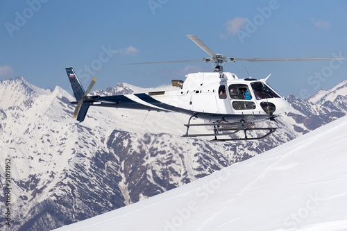 Obraz Dibond Biały helikopter ratunkowy w górach