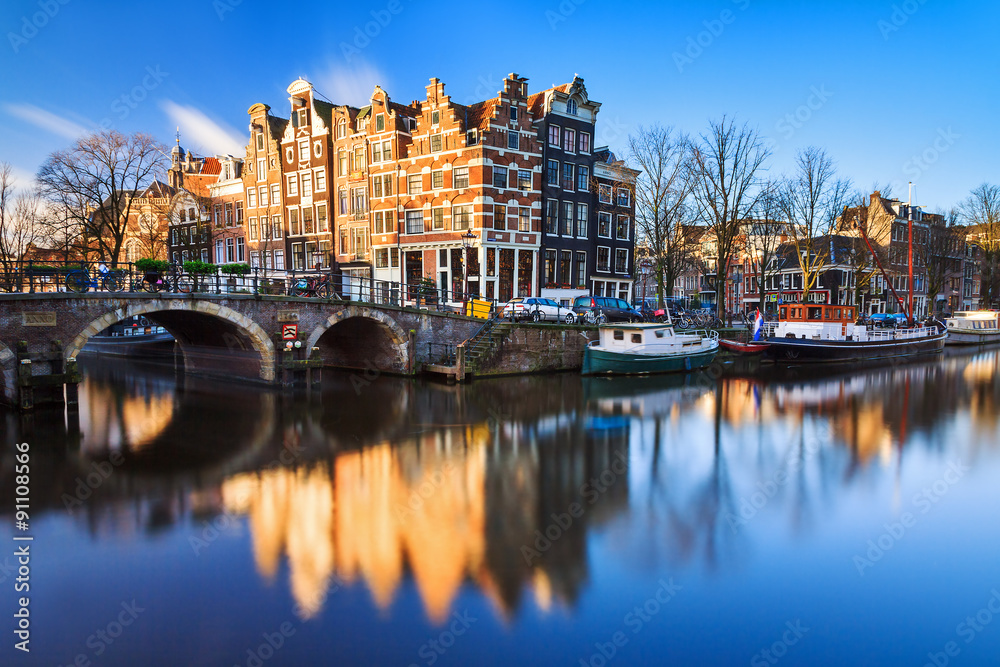 Obraz na płótnie Beautiful image of the UNESCO world heritage canals the 'Brouwersgracht' en 'Prinsengracht (Prince's canal)' in Amsterdam, the Netherlands w salonie