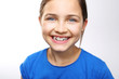 Dziecko w aparaciku ortodontycznym, sposób na proste zęby i piękny uśmiech
