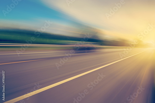 Fotomural Abstracta de asfalto vacío de carreteras borrosa y la luz del sol con el espacio