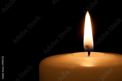 Fotografía Burning candle in the dark with copy space