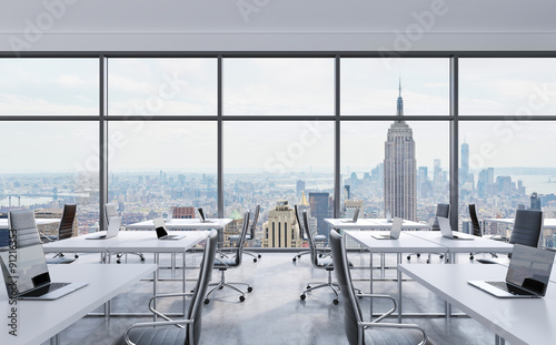 Zdjęcie XXL Miejsca pracy w nowoczesnym biurze panoramicznym, widok z okien na Nowy Jork. Otwarta przestrzeń. Białe stoły i czarne skórzane krzesła. Pojęcie usług doradztwa finansowego. Renderowanie 3D.