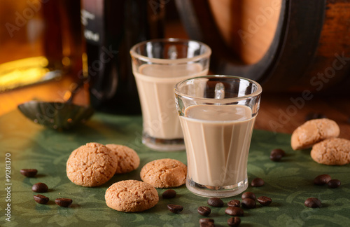 Fotografie, Obraz liquore al caffè italiano con amaretti intorno