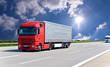 LKW transportiert Waren auf der Autobahn // truck on highway