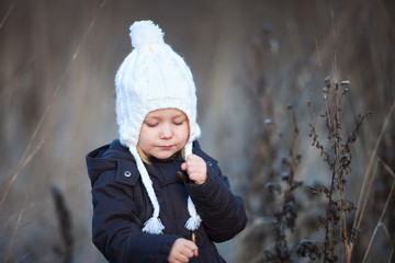 Canvas Print - Little girl outdoors on winter day