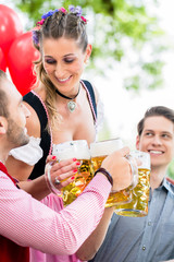 Wall Mural - Freunde im Biergarten in Bayern trinken im Sommer